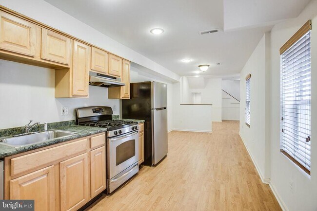Building Photo - 729 10th St NE