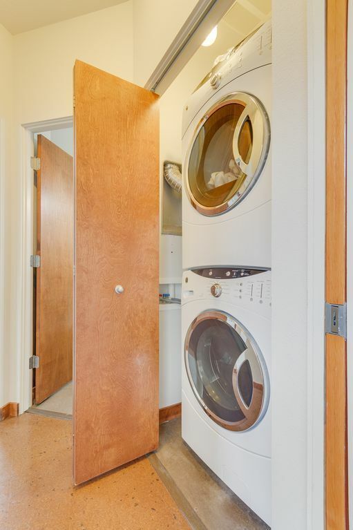 Building Photo - 1705 S Vermont Ave