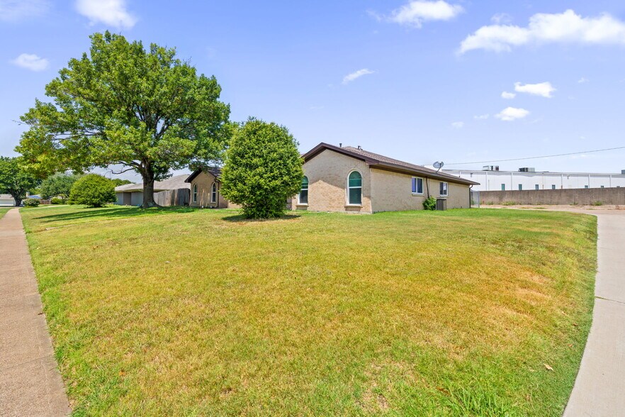 Building Photo - 1910 N Floyd Rd