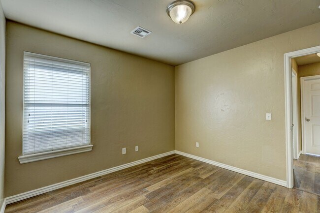Building Photo - 9332 Pear St