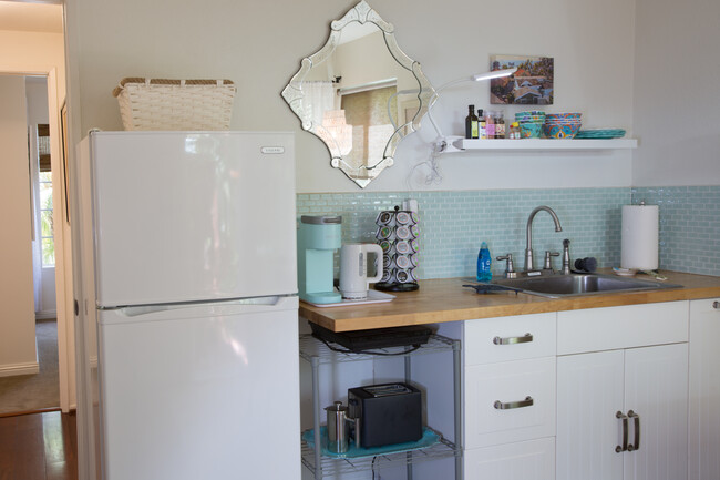 Utility Kitchen with new appliances - 21 Woodswallow Ln