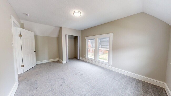 Building Photo - Madison/West Blvd neighborhood: 3 bedroom/1 bath single family home.