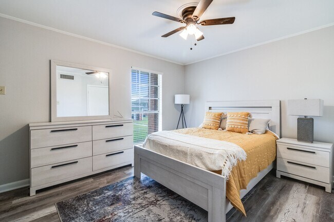 Building Photo - Beautiful and Spacious!  Freshly Renovated...