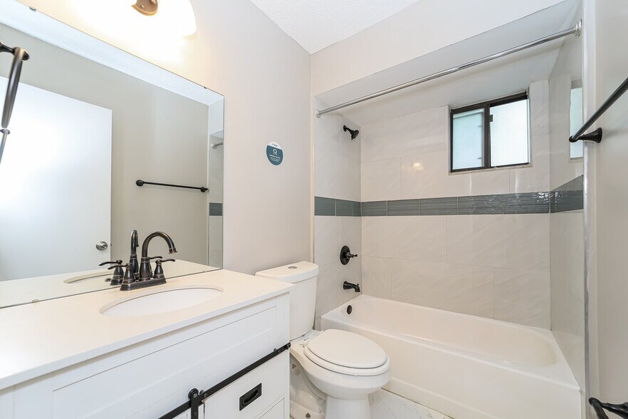 Building Photo - 8410 Spicewood Dr