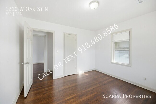 Building Photo - 1210 W Oak St