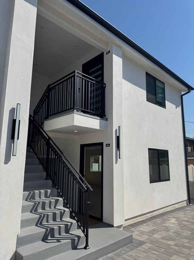 Primary Photo - Spacious 1000 sq ft First-Floor Back ADU i...