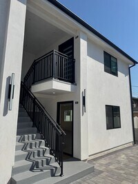 Building Photo - Spacious 1000 sq ft First-Floor Back ADU i...