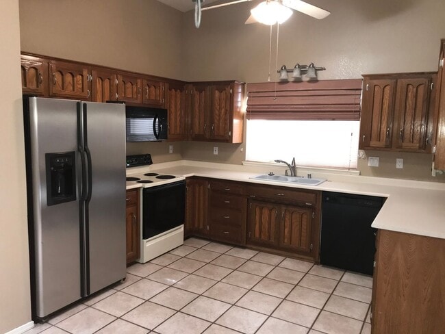 Building Photo - 3 bed 2 full bath