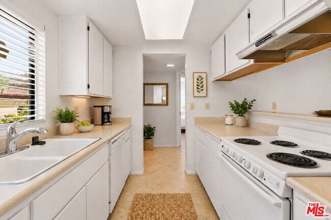 Building Photo - 40513 Bay Hill Way