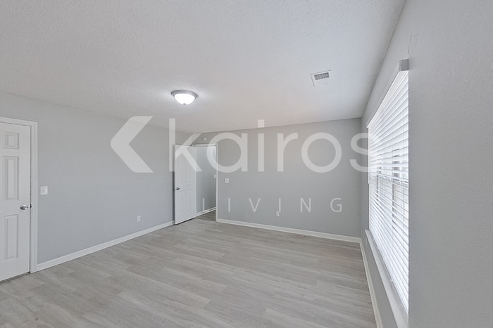 Building Photo - 2102 Spring Hill Cir