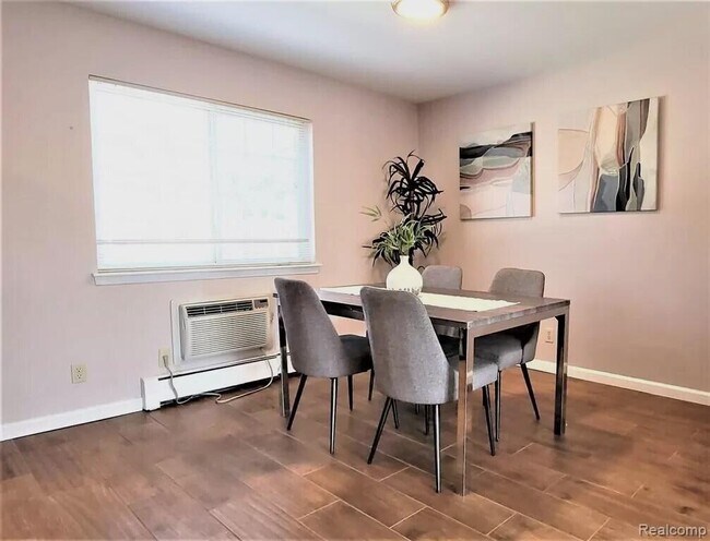 Building Photo - 2445 Torquay Ave