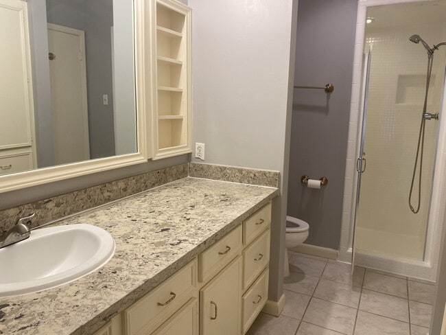 Building Photo - 5 Bendwood Dr