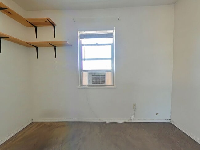 Building Photo - 3 Bedroom House ~ Close to Campus