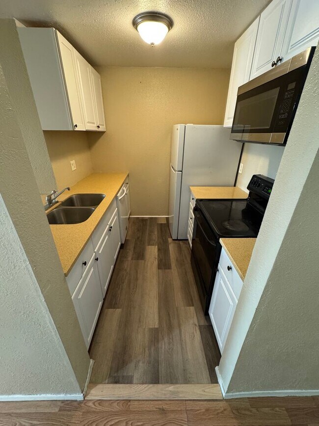 Building Photo - Condo 2 Bed / 2 Bath – In-Unit Laundry – C...