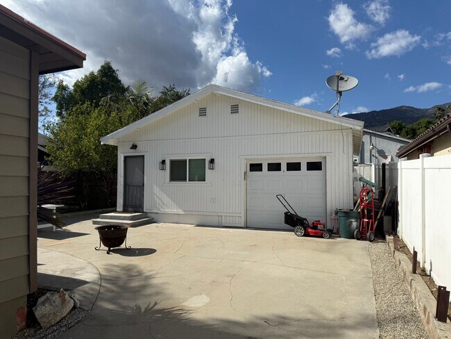 Primary Photo - 909 Valley View Ave