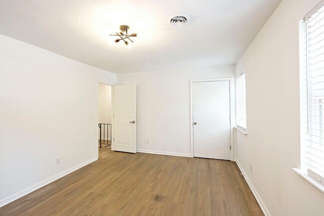 Building Photo - Pet-Friendly Duplex With Fenced Yard – Move-In Ready!