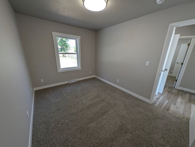 Building Photo - 2 Bedroom, 1 Bathroom house with garage an...