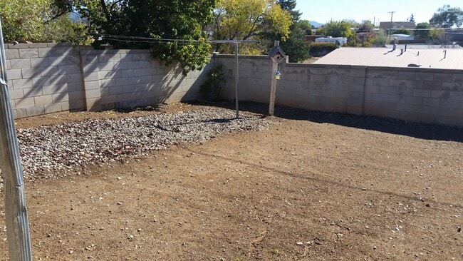 Building Photo - Lovely Home