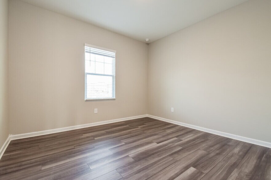 Building Photo - 570 Knightsbridge Ln