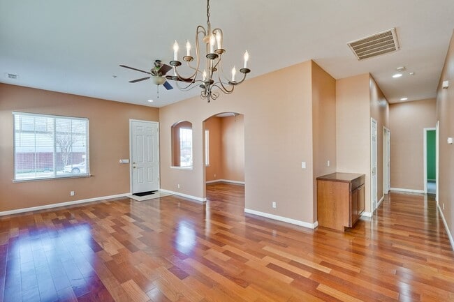Building Photo - Spacious 3 Bedroom, 2 Bathroom Home with D...