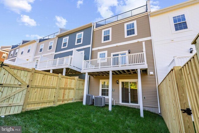 Building Photo - 518 Downswing Rd
