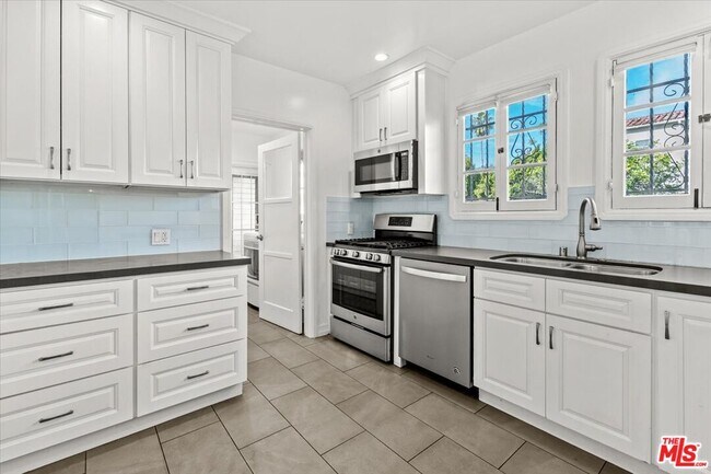 Building Photo - 203 S Detroit St