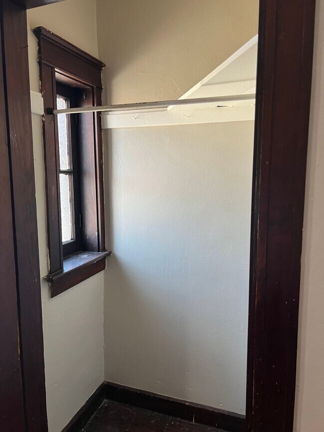 Building Photo - Charming 2nd Floor, 1 bd with new bath. Be...
