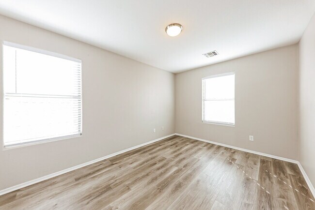 Building Photo - 973 E Doris St