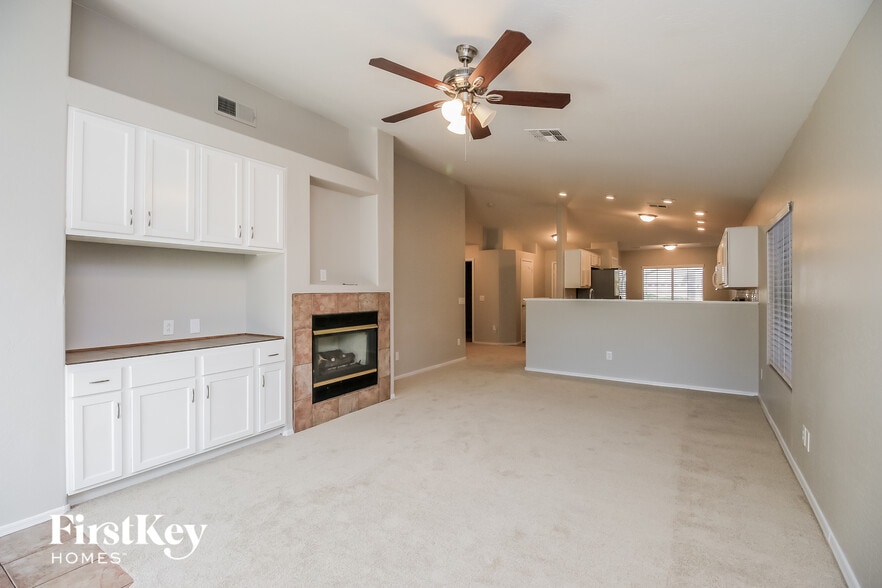 Building Photo - 701 E Cantebria Dr