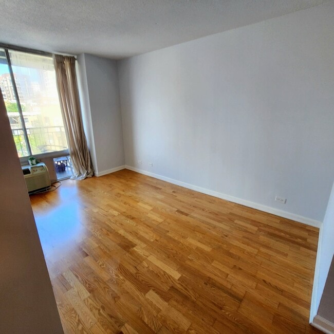 Building Photo - 450 W Briar Pl