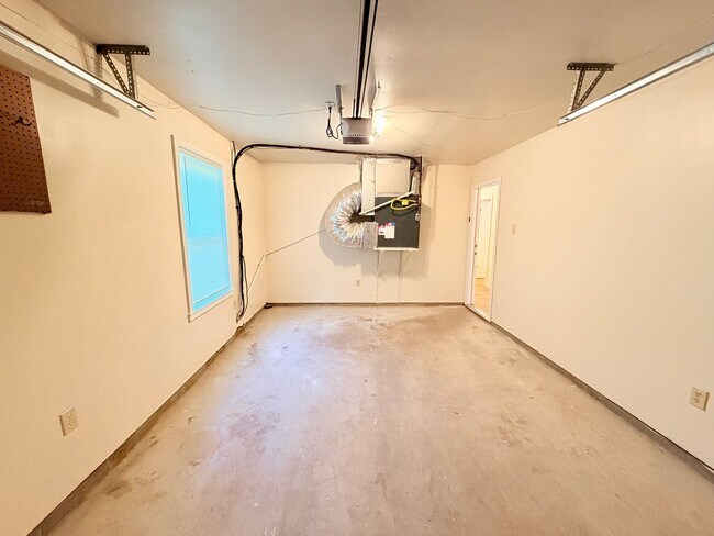 Building Photo - 2035 N Graham Ave