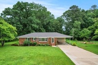 Building Photo - Country setting with City Convenience!