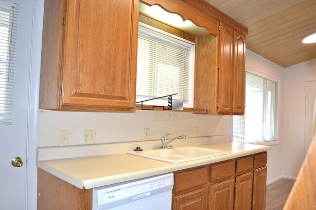 Building Photo - 170 N Van Buren Ave