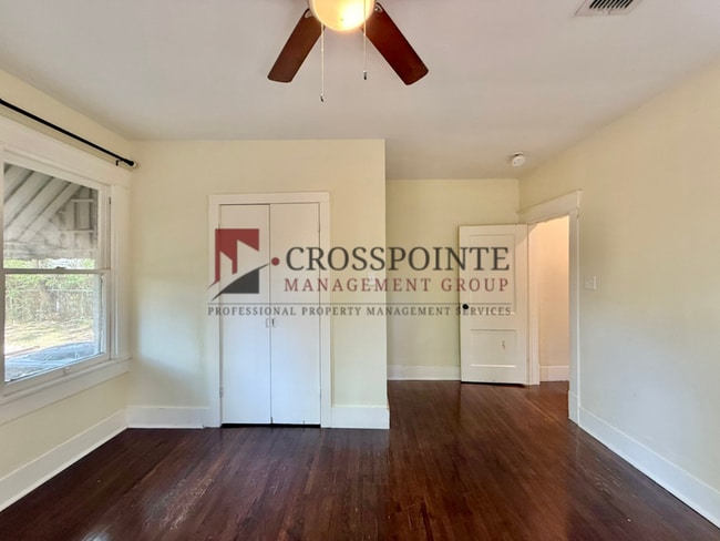 Building Photo - Tour Today! Charming 2 bedroom, 1 Bathroom!