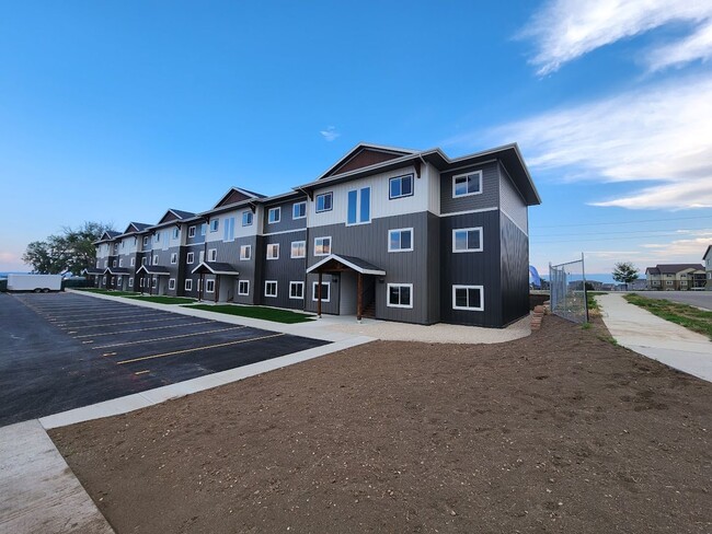 Building Photo - 2 bed/ 1.5 bath in Brand New Soldier Ridge Complex!