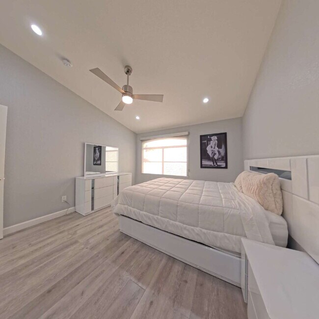 Building Photo - 1 BED 1 BATH CONDO 2nd FLOOR AT OPULENCE!
