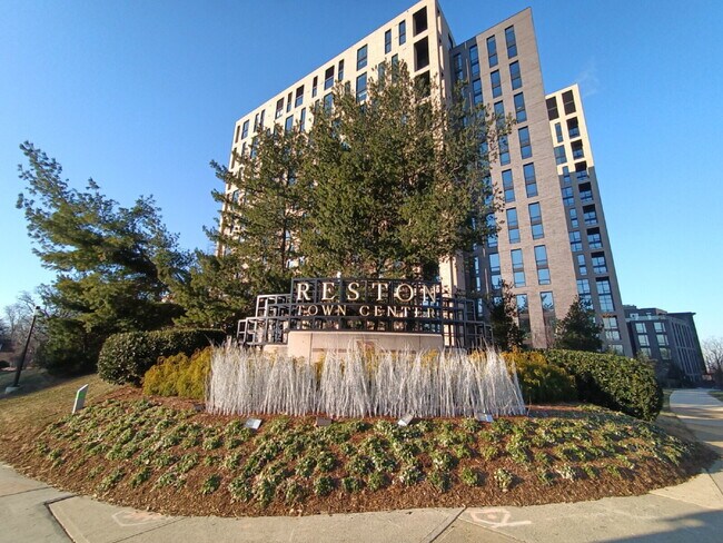 Building Photo - Inviting Townhome Living in Desirable Reston Community