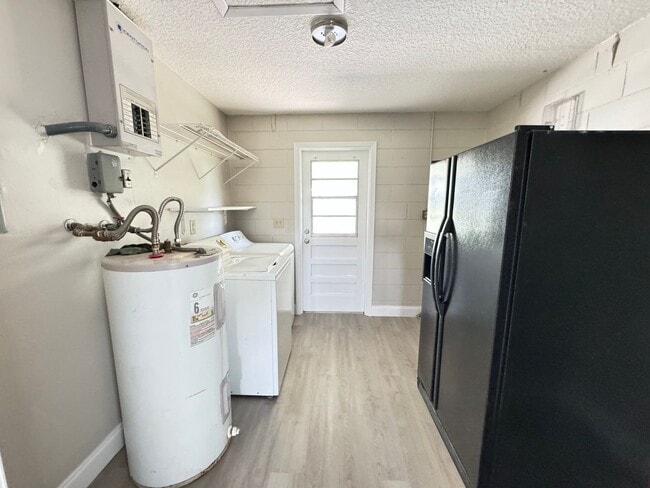 Building Photo - Gorgeous 4 BR country estate home with pool on 3 Acres