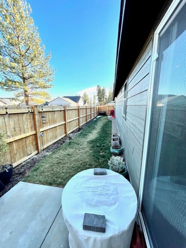Building Photo - Single level home in Sisters!