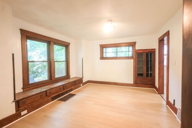 Building Photo - 1119 W 11th St