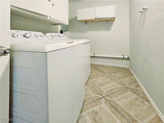 Building Photo - 211 S Lake Dr