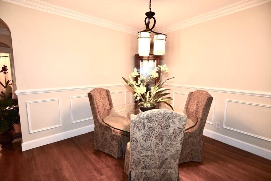 Building Photo - 33 Beacon St