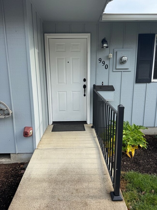 Building Photo - Available now!!! Beautiful Springfield Condo in 55 and over community!