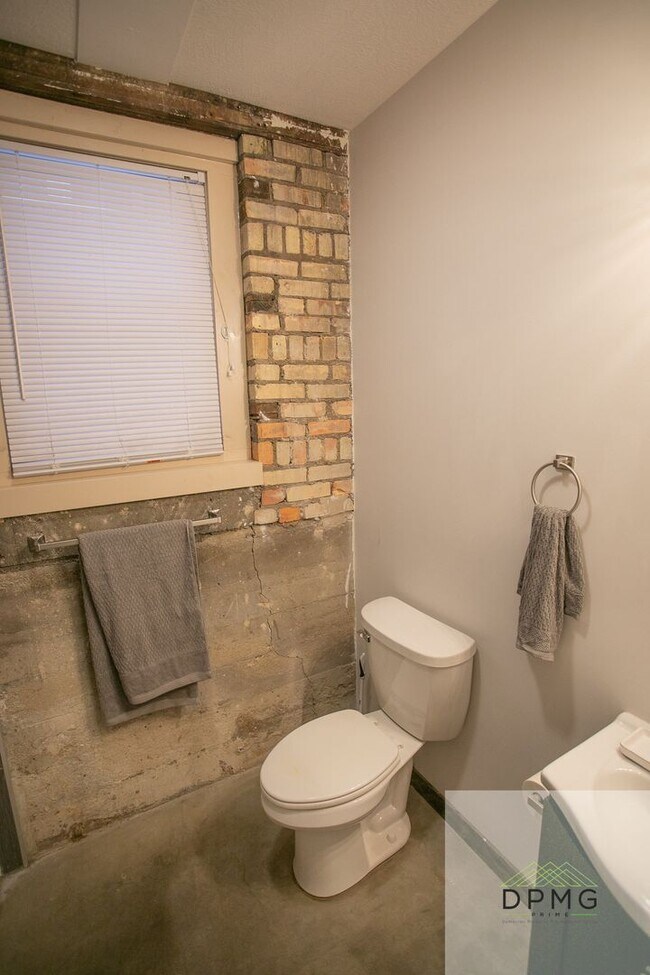 Building Photo - 108 S Hosmer St