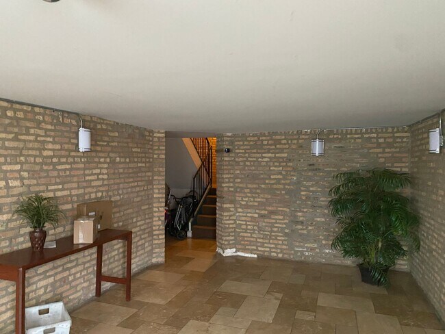 Building Photo - Amazing Renovated 2BED 2BATH