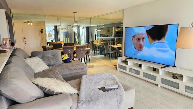 Building Photo - 400 Leslie Dr