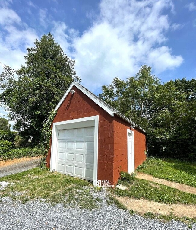 Building Photo - Charming 4 Bedroom, 2 Bath Home