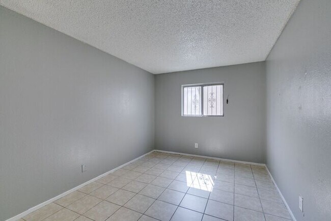 Building Photo - Charming 2-Bedroom Unit AVAILABLE NOW!