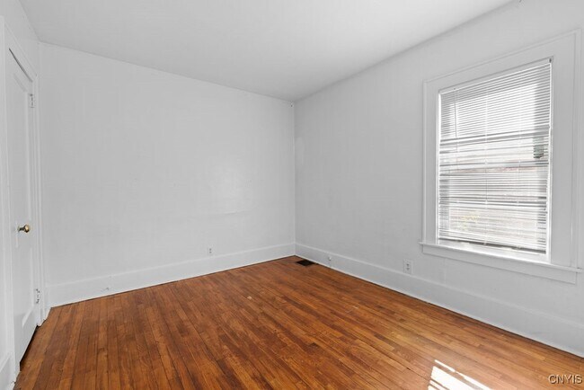 Building Photo - 401 Valley Dr