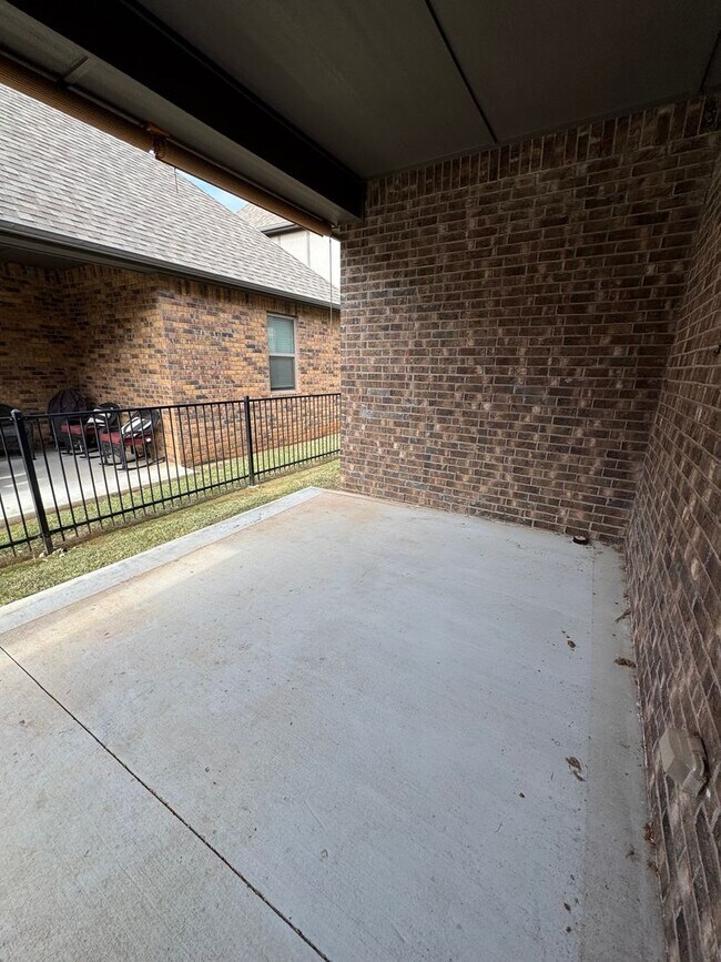 Building Photo - Charming 2 bed/2 bath in gated community The Enclave!